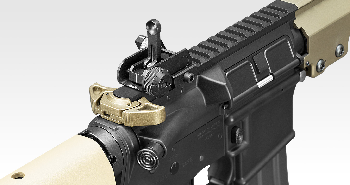 標的の距離に合わせて調整可能なリアサイト。チャージングハンドルも新規パーツだ