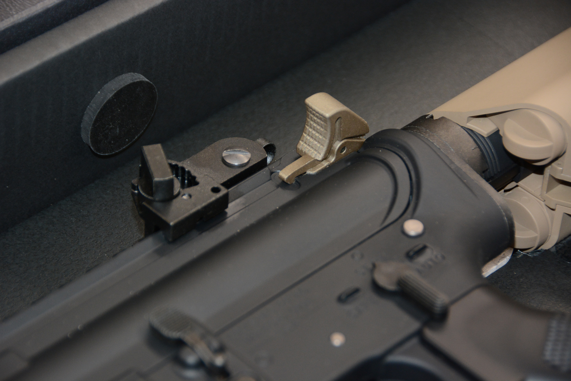 標的の距離に合わせて調整可能なリアサイト。チャージングハンドルも新規パーツだ