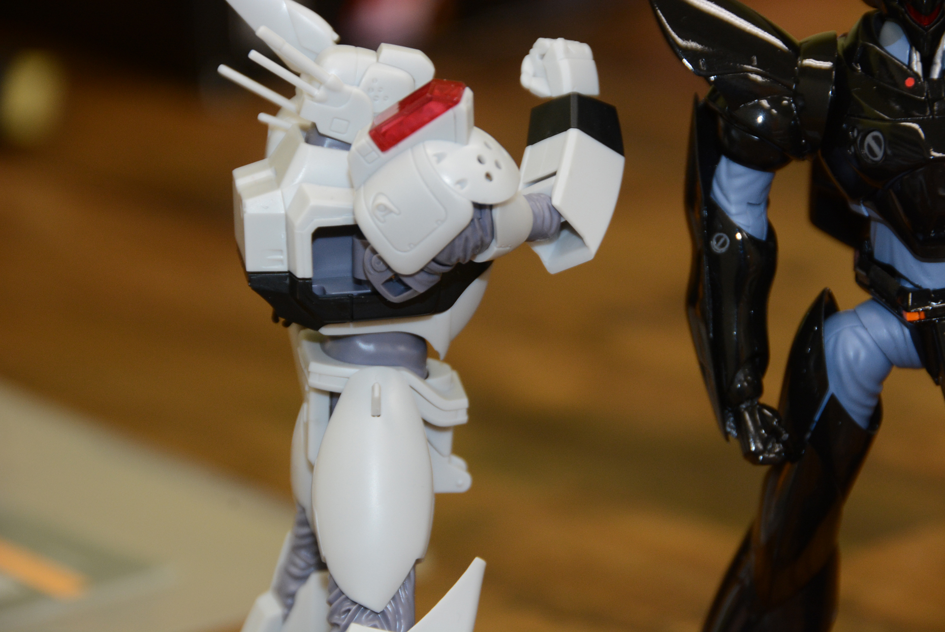 イングラムの引き出し式の肩関節。これによりリボルバーカノンを前方に構えることができる