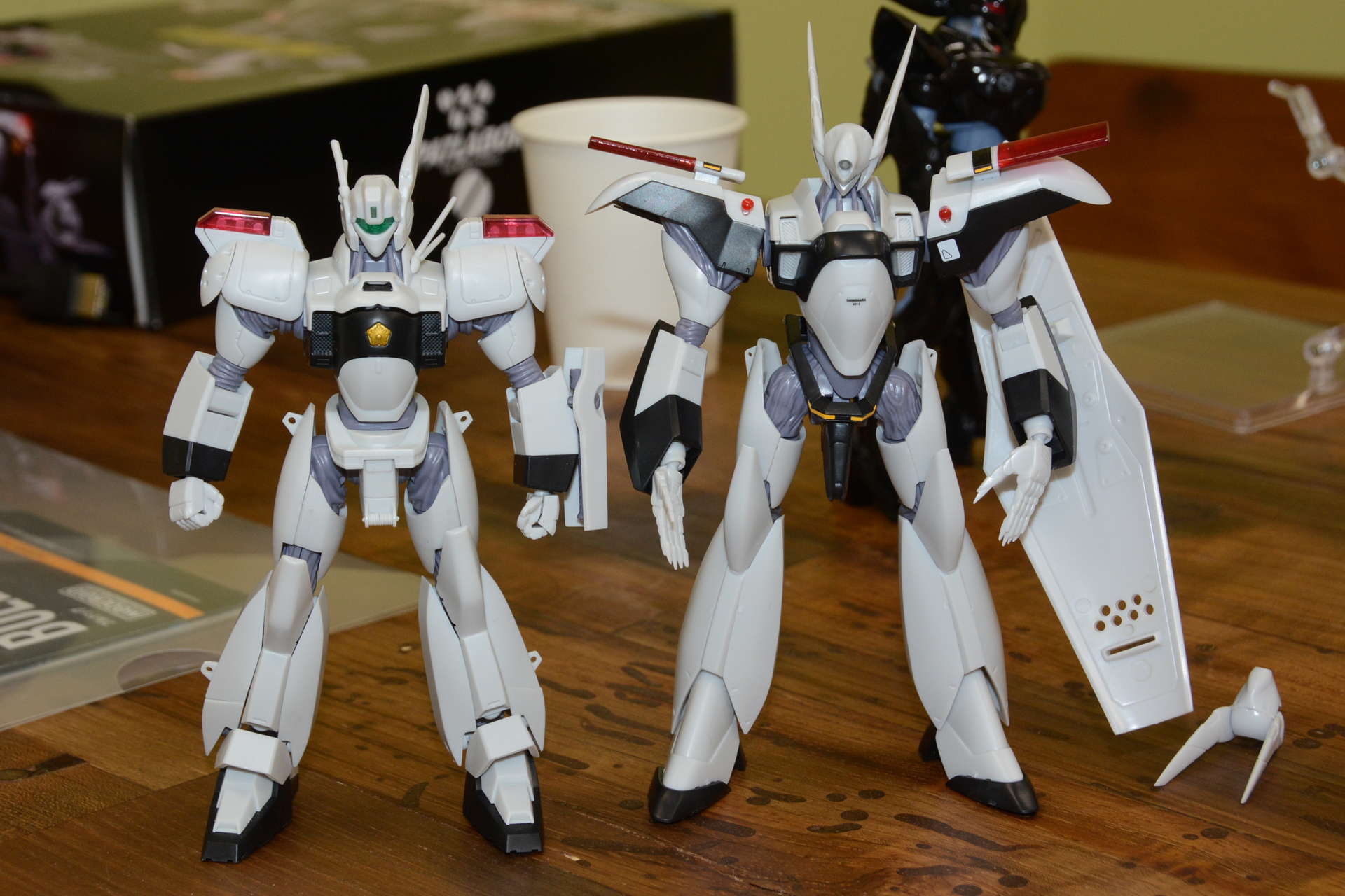 左からイングラムと3月発売の「MODEROID AV-X0零式」。明るい照明の下などで見ると、白い部分のグレーが強く感じられるかもしれない