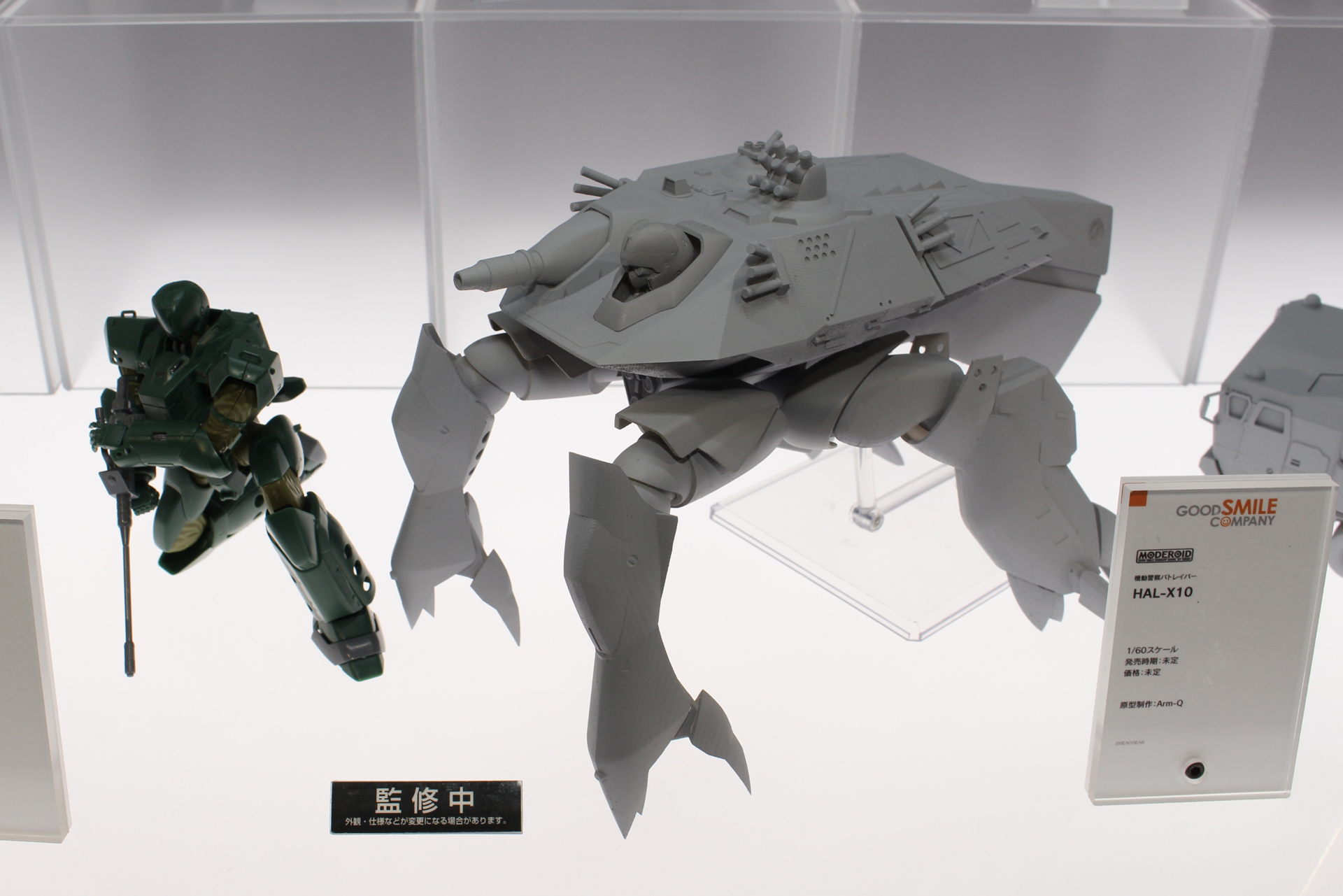 「ワンホビ32」より「MODEROID HAL-X10」。左のヘルダイバーと比較すると、その大きさが分かる