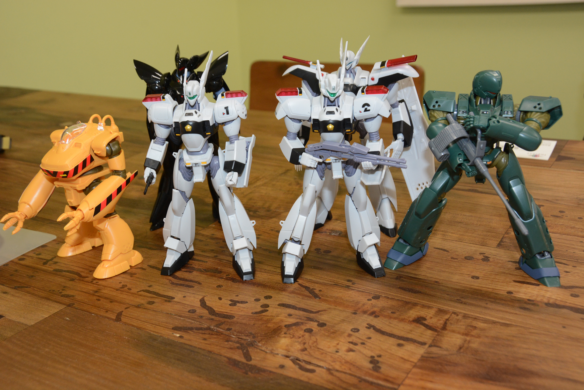 ずらりと並んだMODEROIDのレイバー達。並べて楽しめるサイズも、このプラモデルのポイントだ