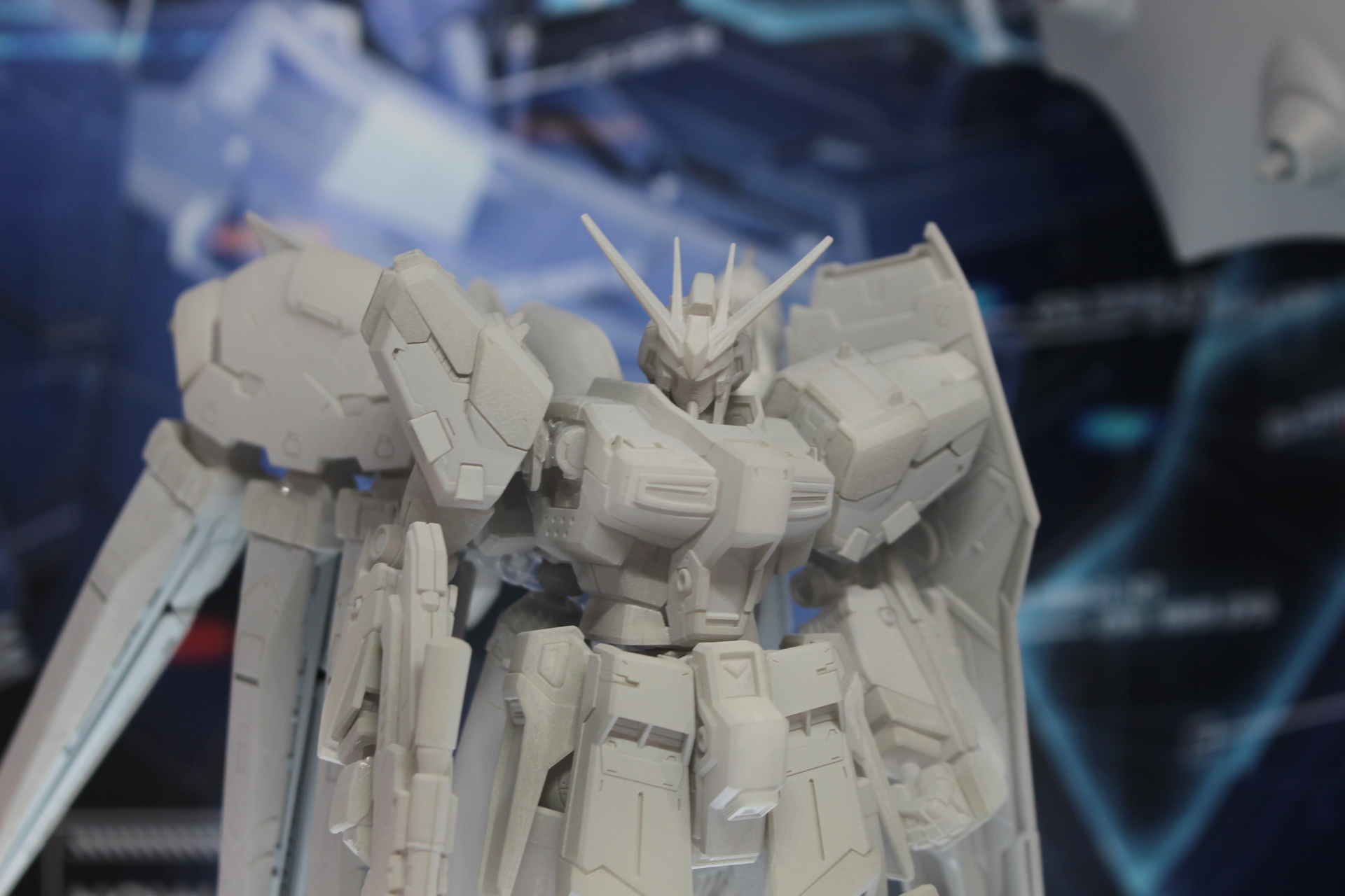 胸部などのディテールが違う、左肩のセンサーがないなど、νガンダムとは本体の形状も異なっている