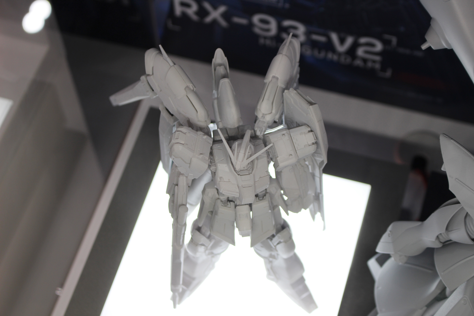 展示の事情で背部は撮影できなかったが、上から見ても背部装備の存在感が際だつ