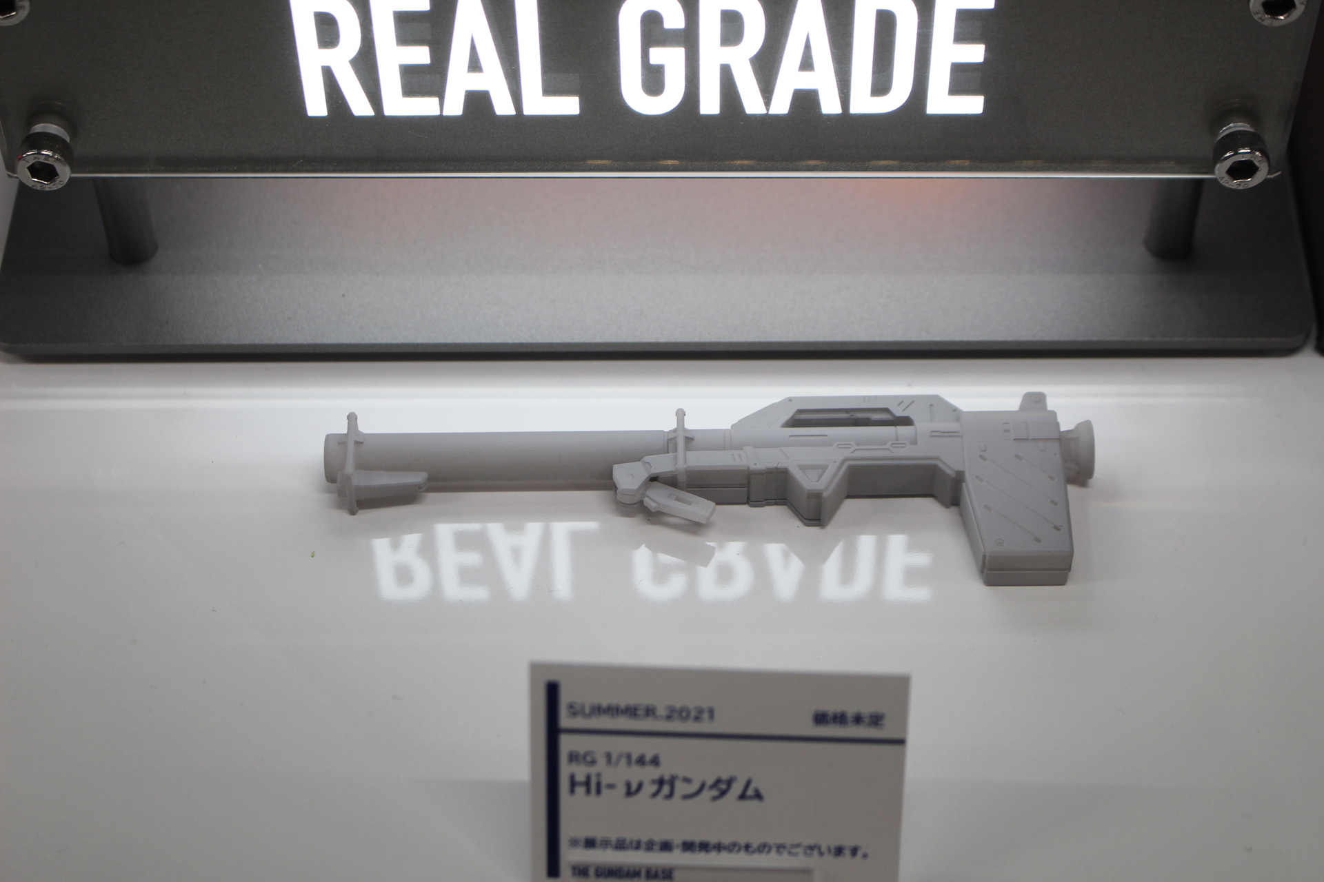 武装はビーム・ライフルやシールドの他、ニュー・ハイパー・バズーカもあるようだ