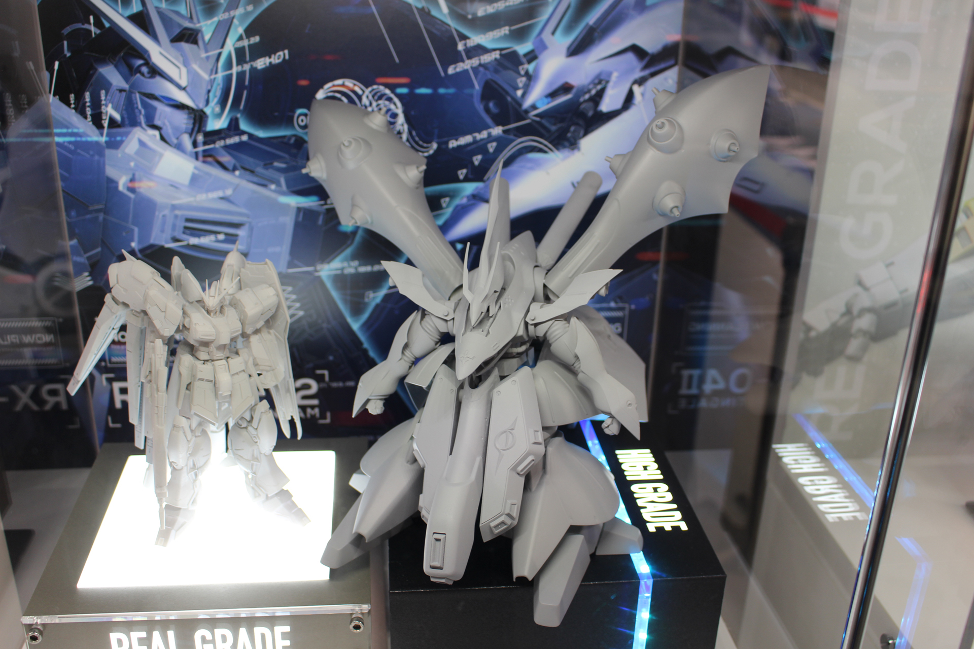 「HG 1/144 ナイチンゲール」。Hi-νガンダムとの大きさの違いはご覧の通り