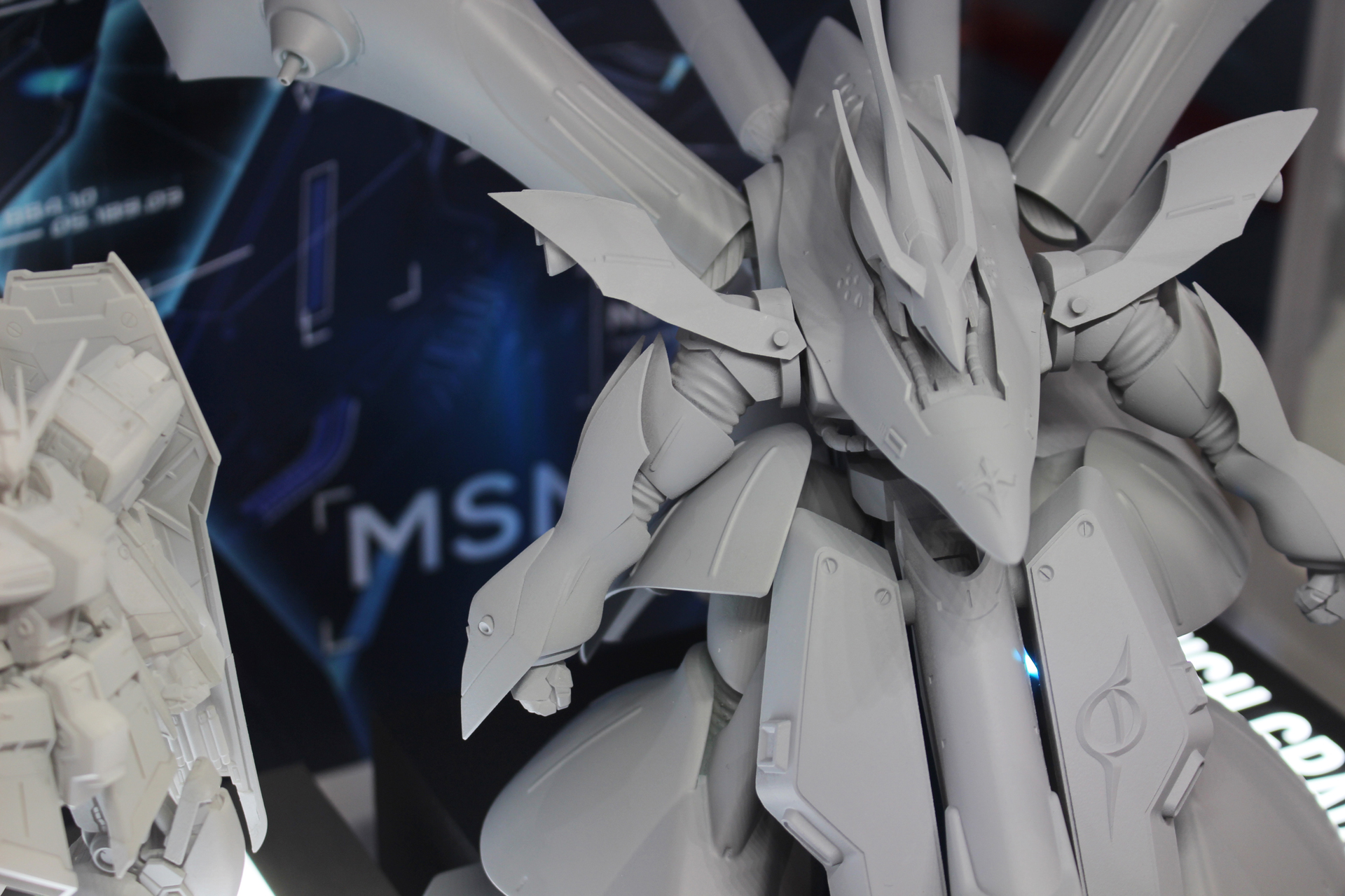 流麗な曲線で構築された上半身が美しい