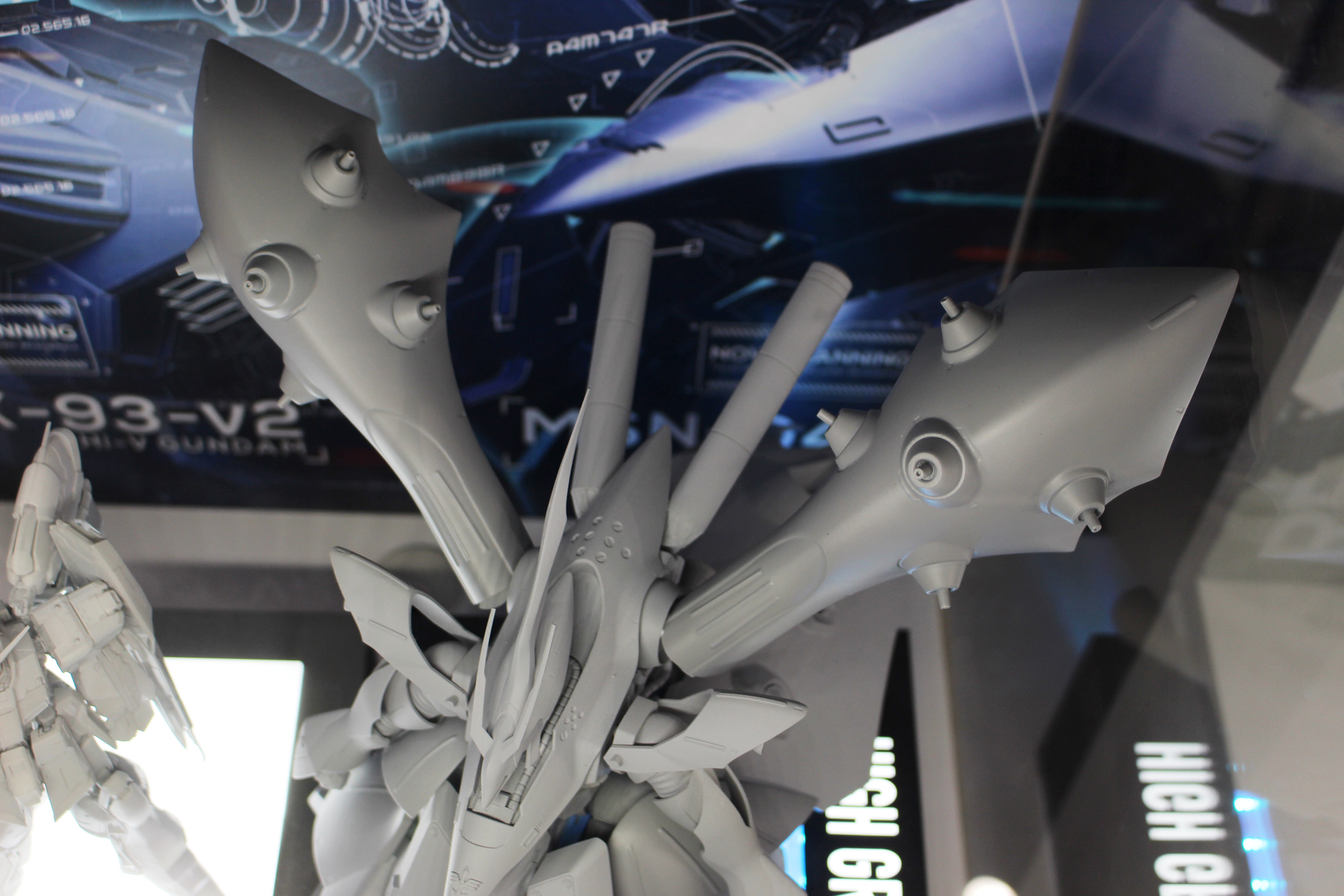 ファンネルが仕込まれたバインダー。ちゃんと固定できるのか心配になるぐらい大きい