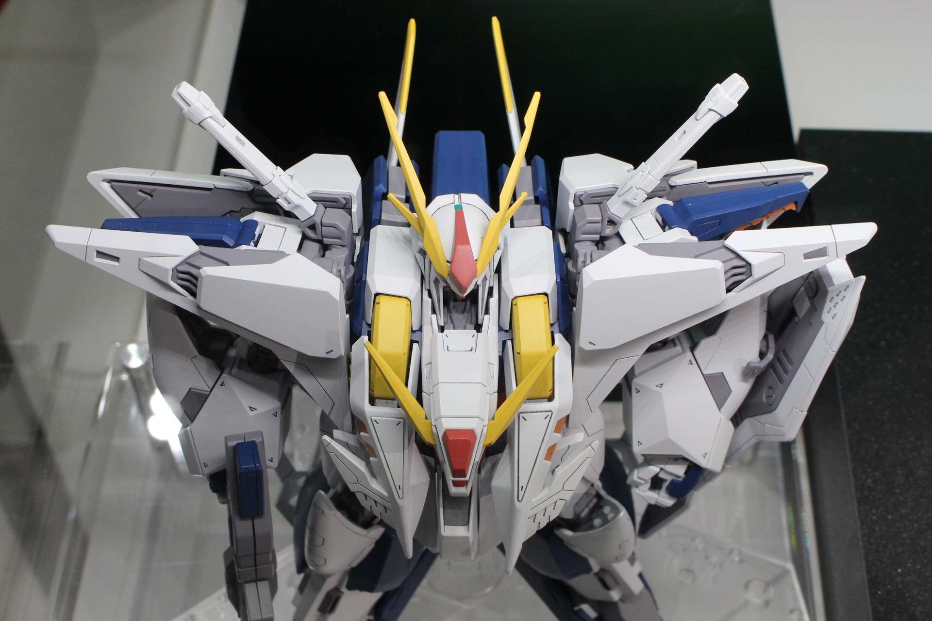 肩のビームサーベルは折りたたみギミックにより、フライト・フォーム時は収納される