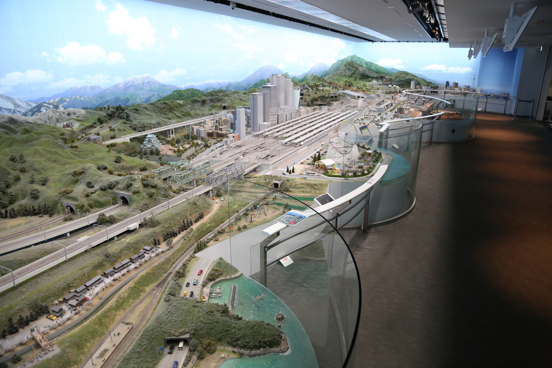 ジオラマ全景。大阪から東京方面。(許可を得て脚立を使用)