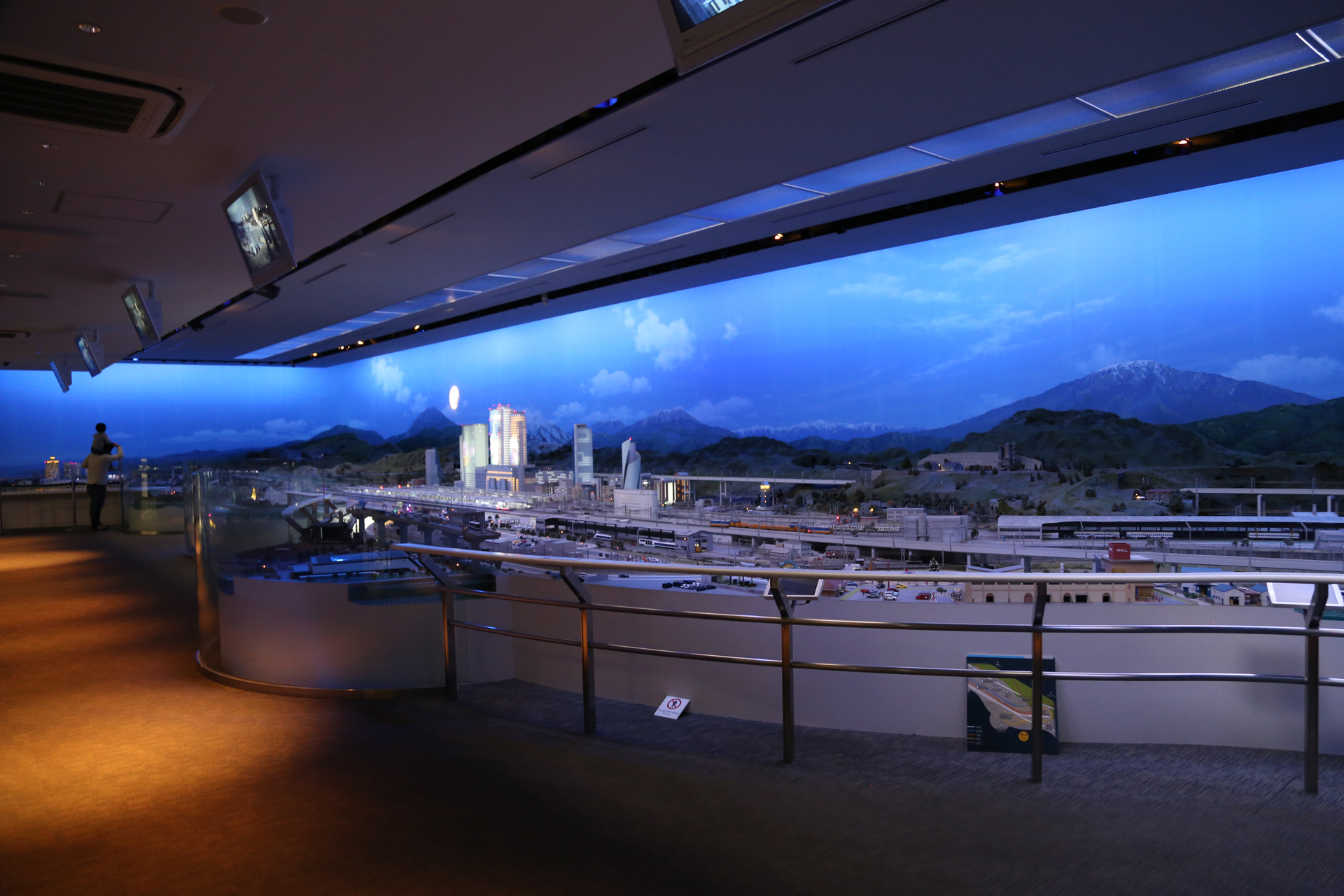 ジオラマ全景の夜景。東京から大阪方面
