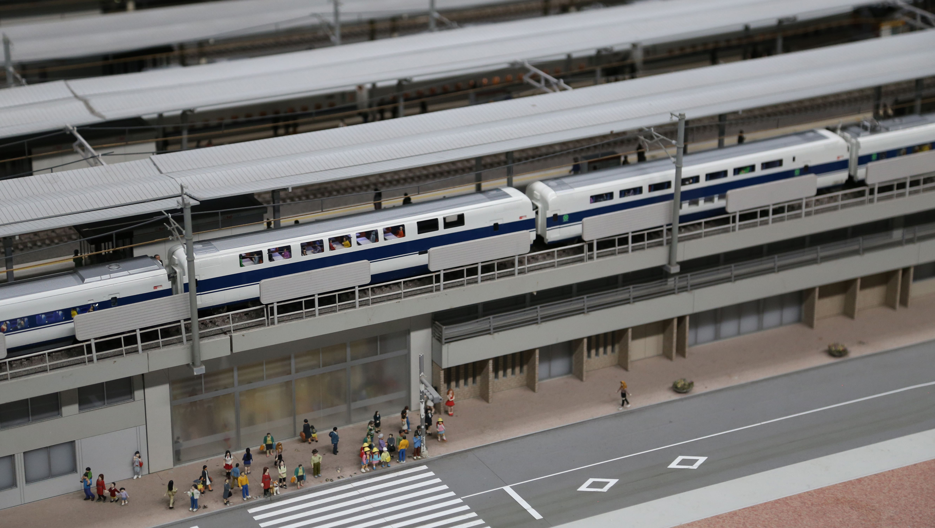 名古屋駅に停車中の100系2階建て車両