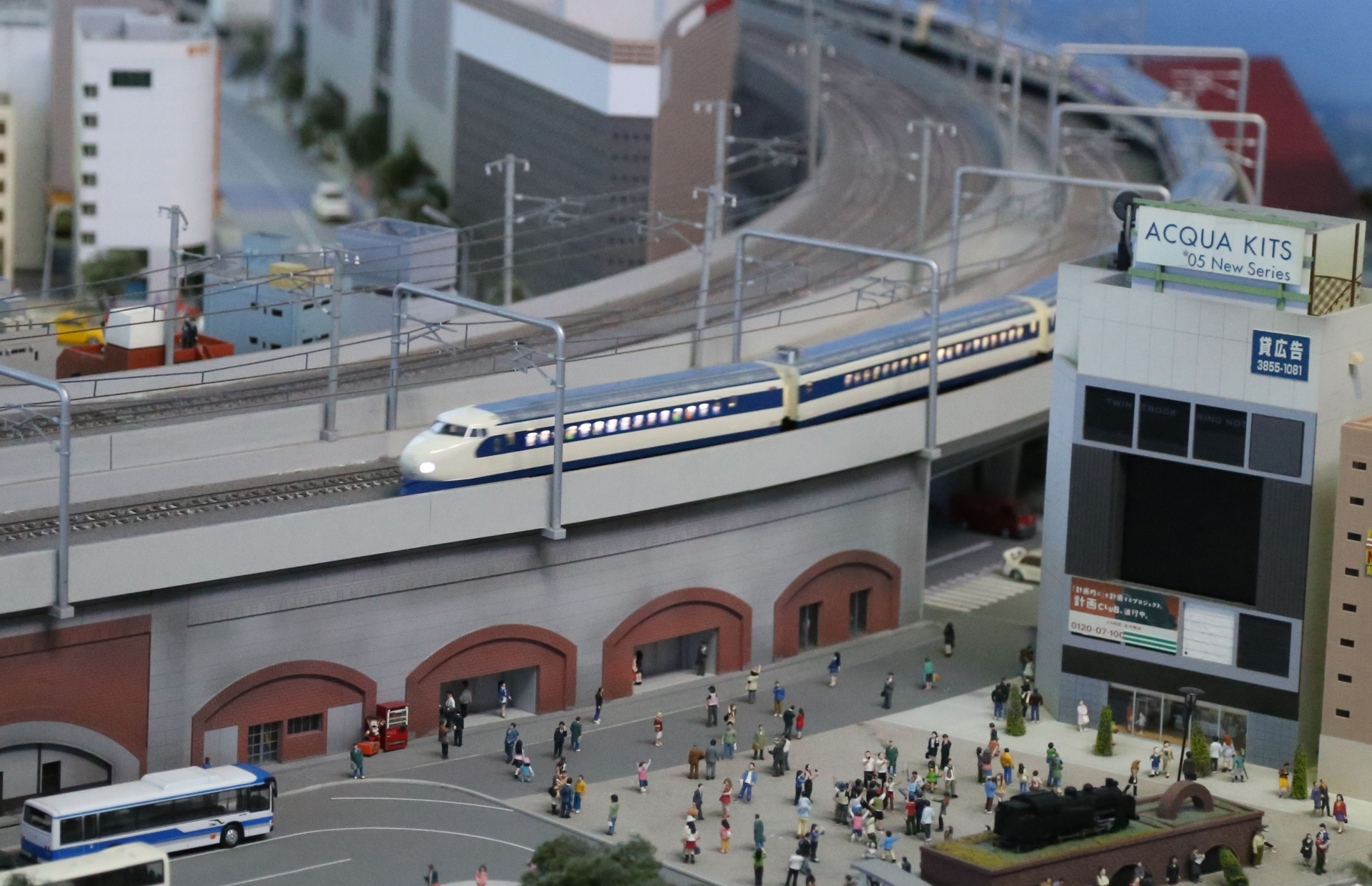 新橋駅を通過する0系