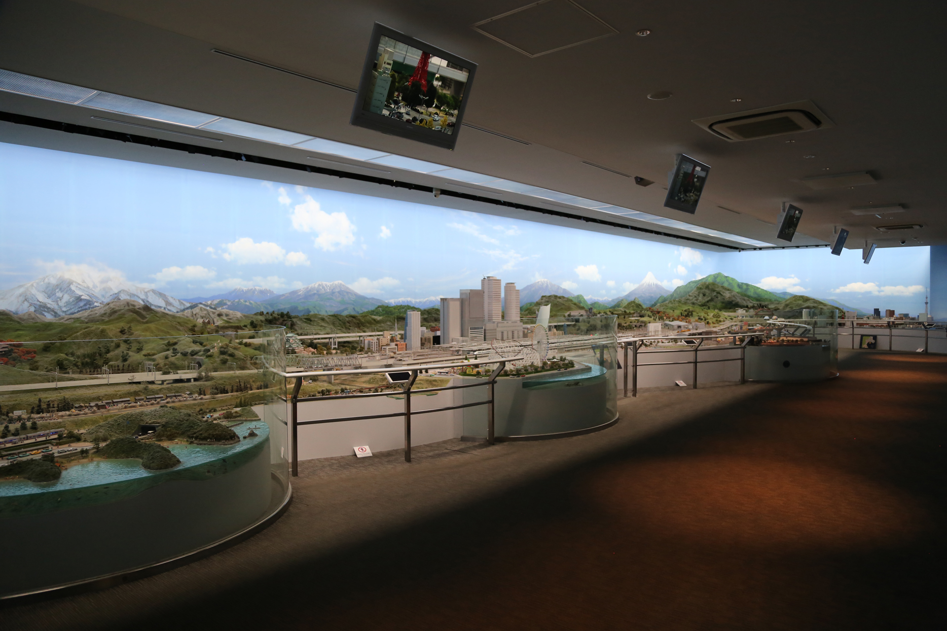 島倉二千六(しまくらふちむ)氏の背景画が全景に奥行きを演出する