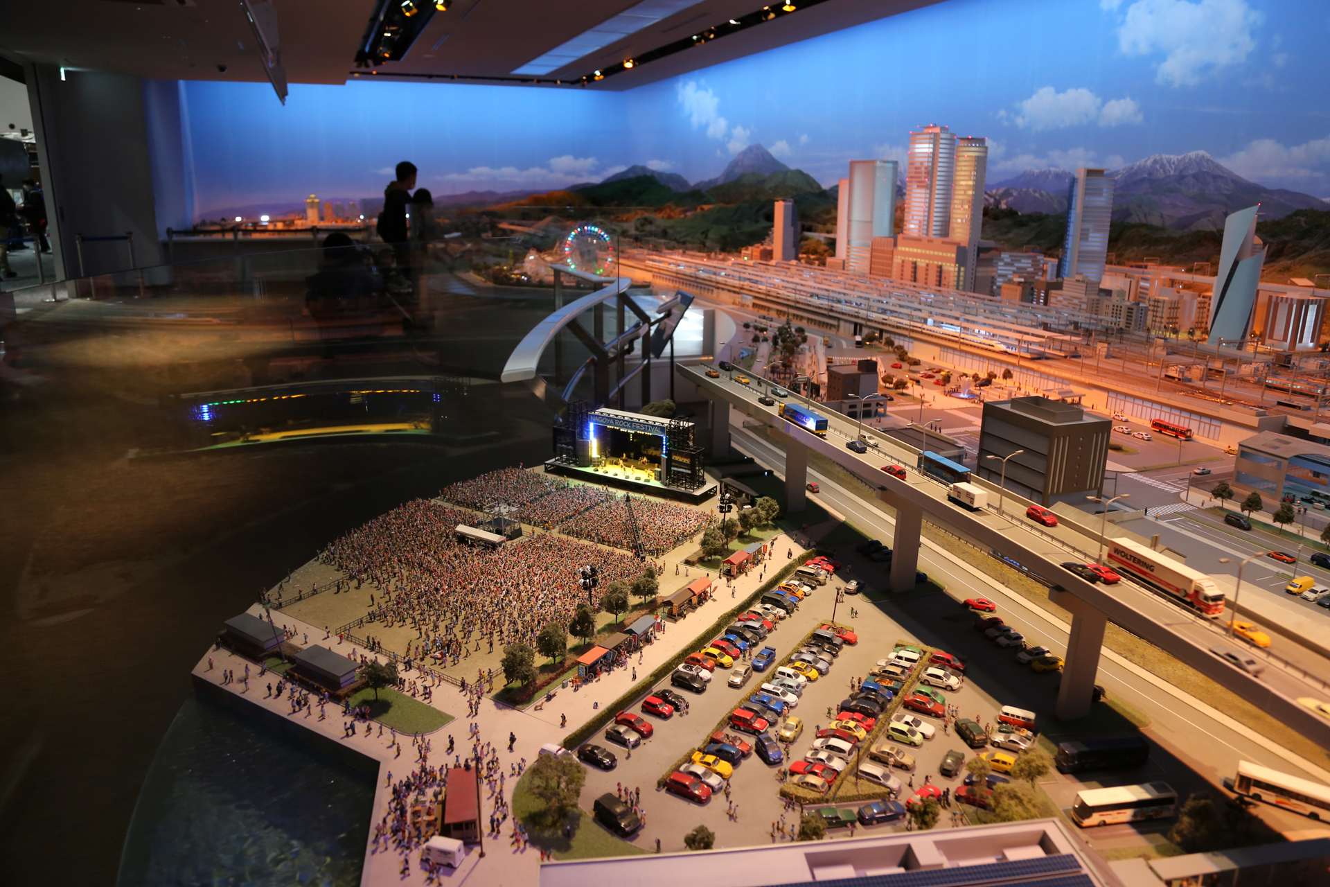 大観衆が集まるロックフェス、2万5000体のフィギュアの多くがここと甲子園球場にいる