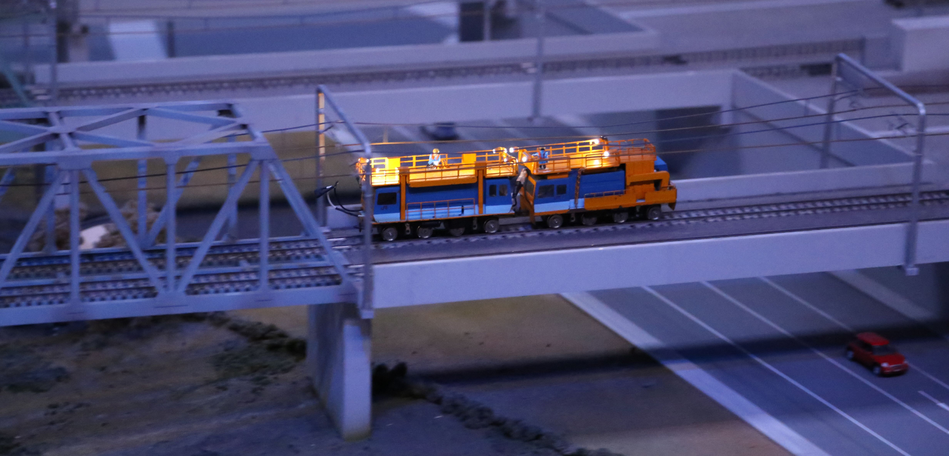 夜間に走る電力保守用車