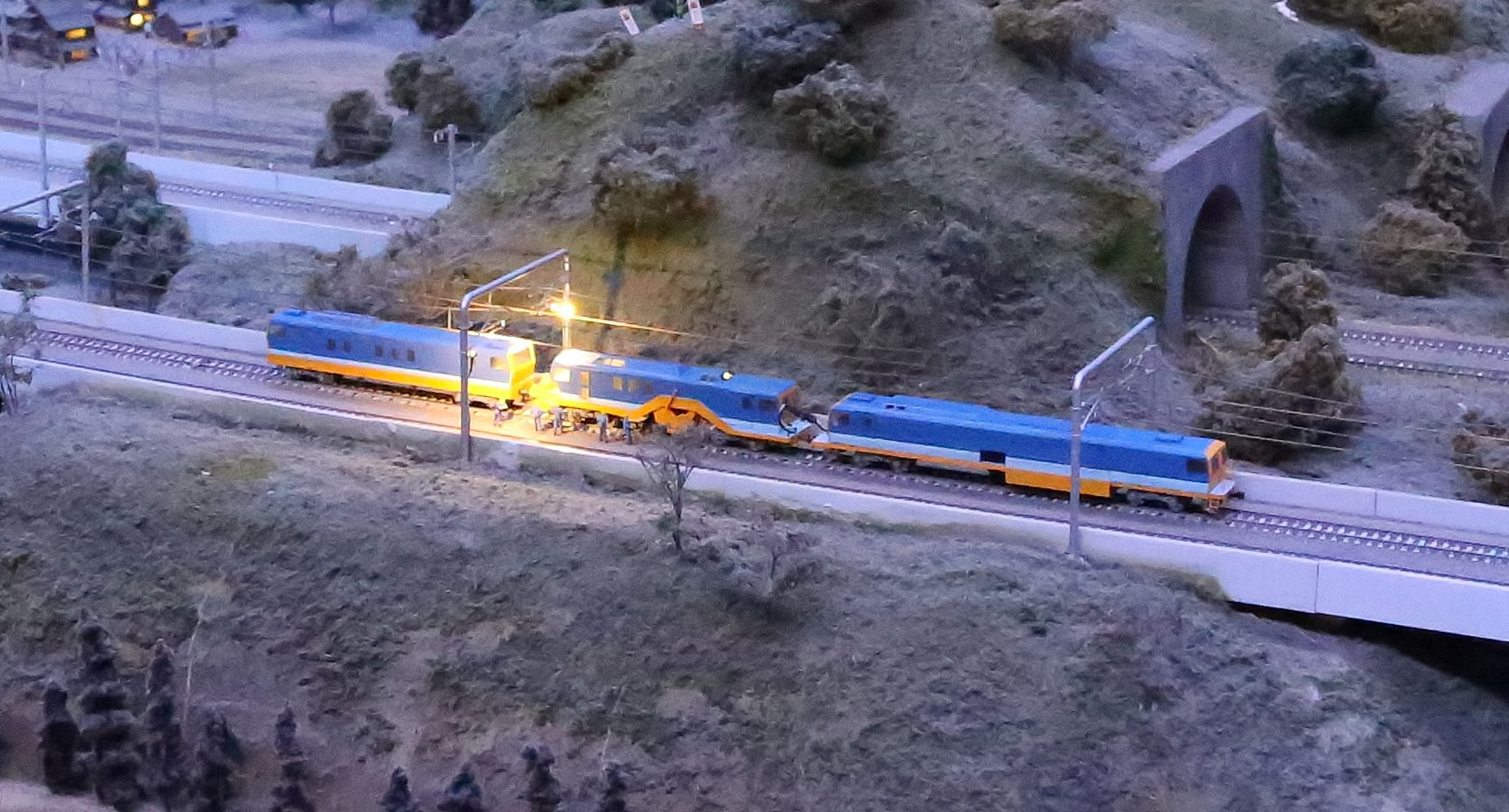 線路脇に保守要員のフィギュアが現れる