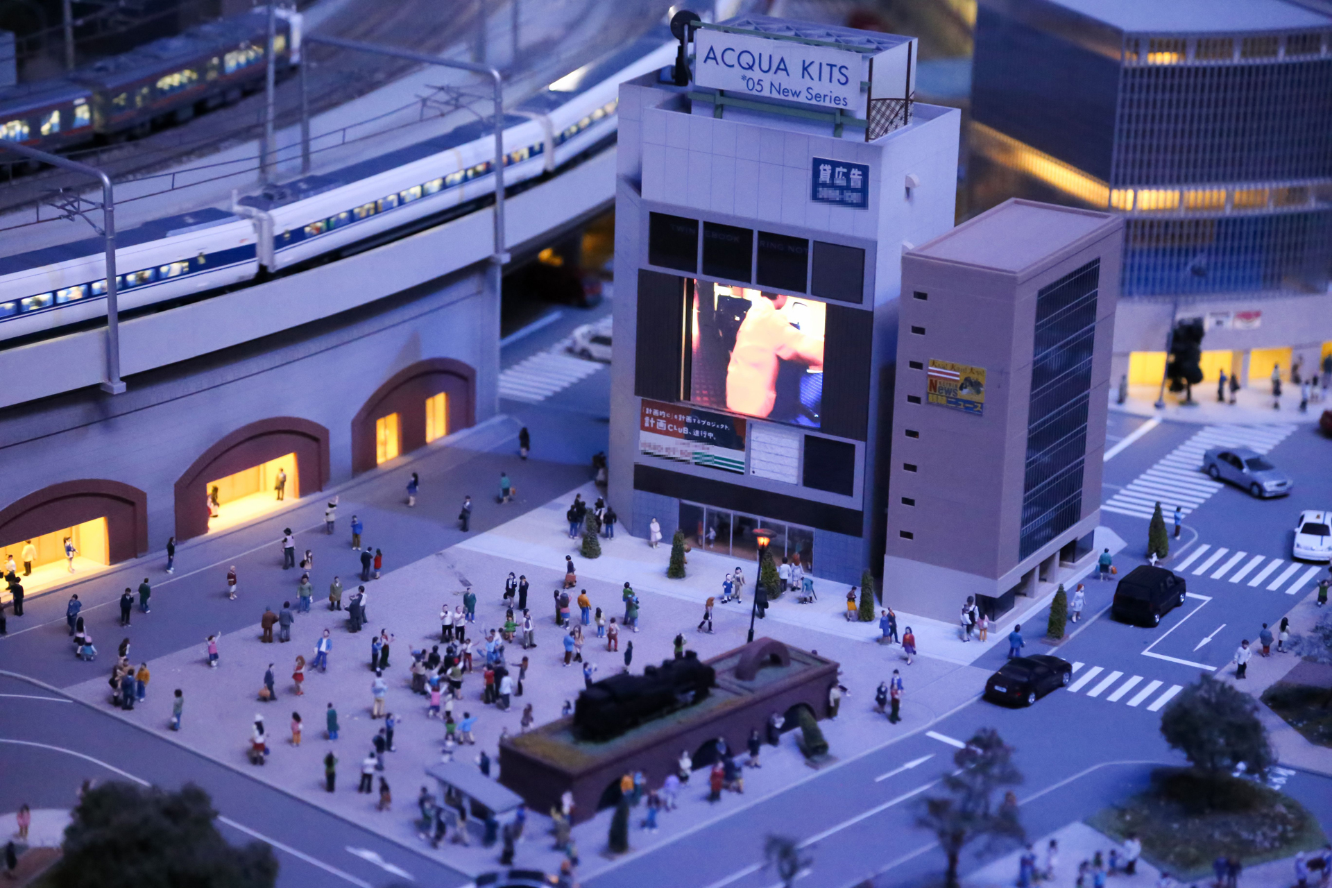 新橋駅前のサイネージとして液晶画面が埋め込まれていた