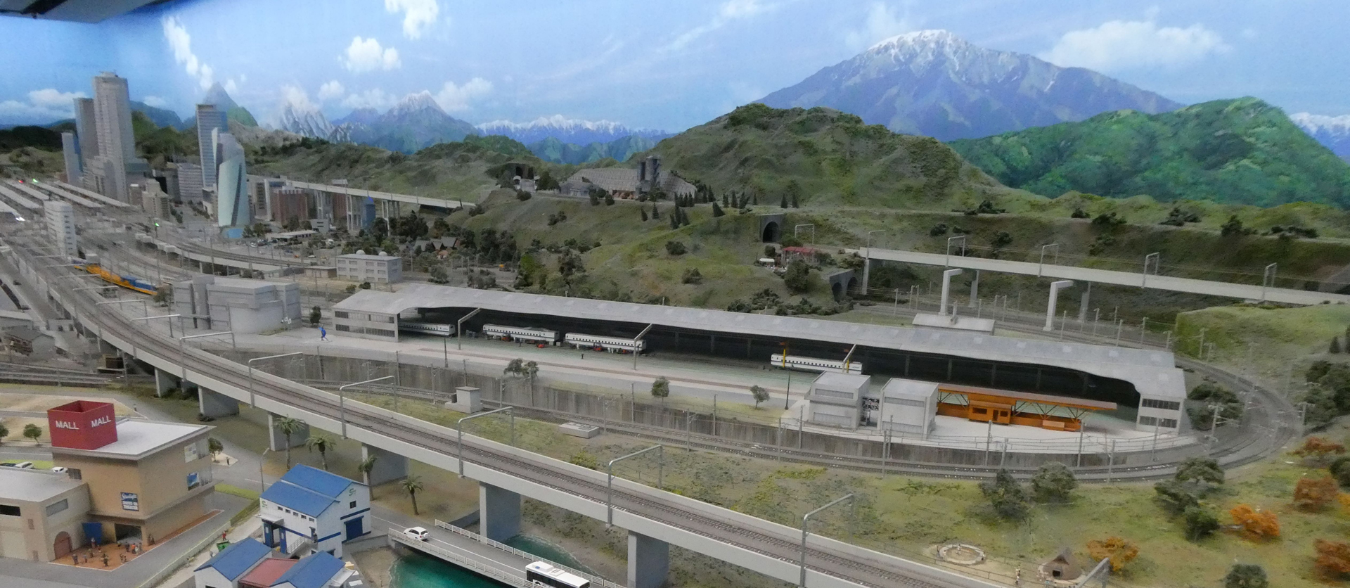 JR東海浜松工場はカットモデルで車両のメンテナンスの様子を見せる