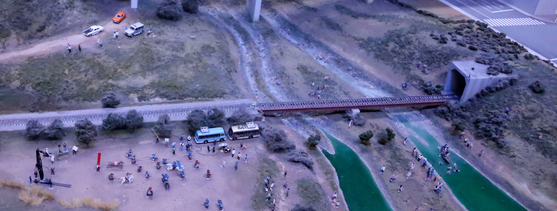 関ヶ原の合戦は映画のロケ。右側は鵜飼いの風景