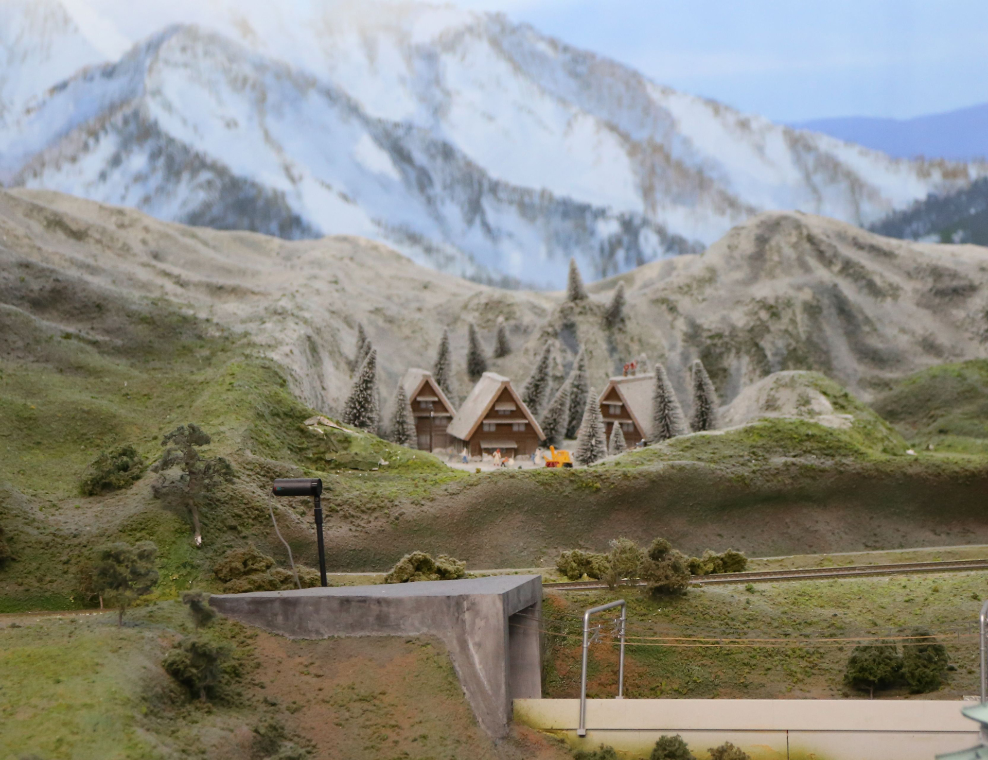 白川郷・五箇山の合掌造り。サンタクロースが屋根に