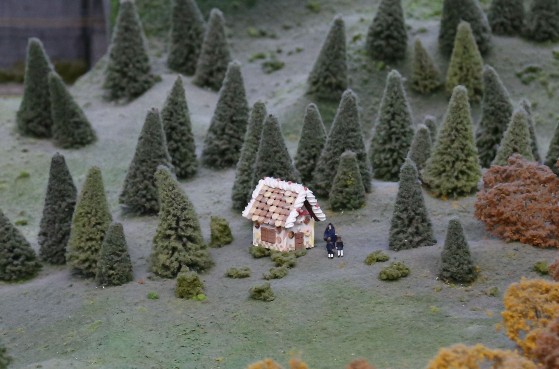 ヘンゼルとグレーテル「お菓子の家」