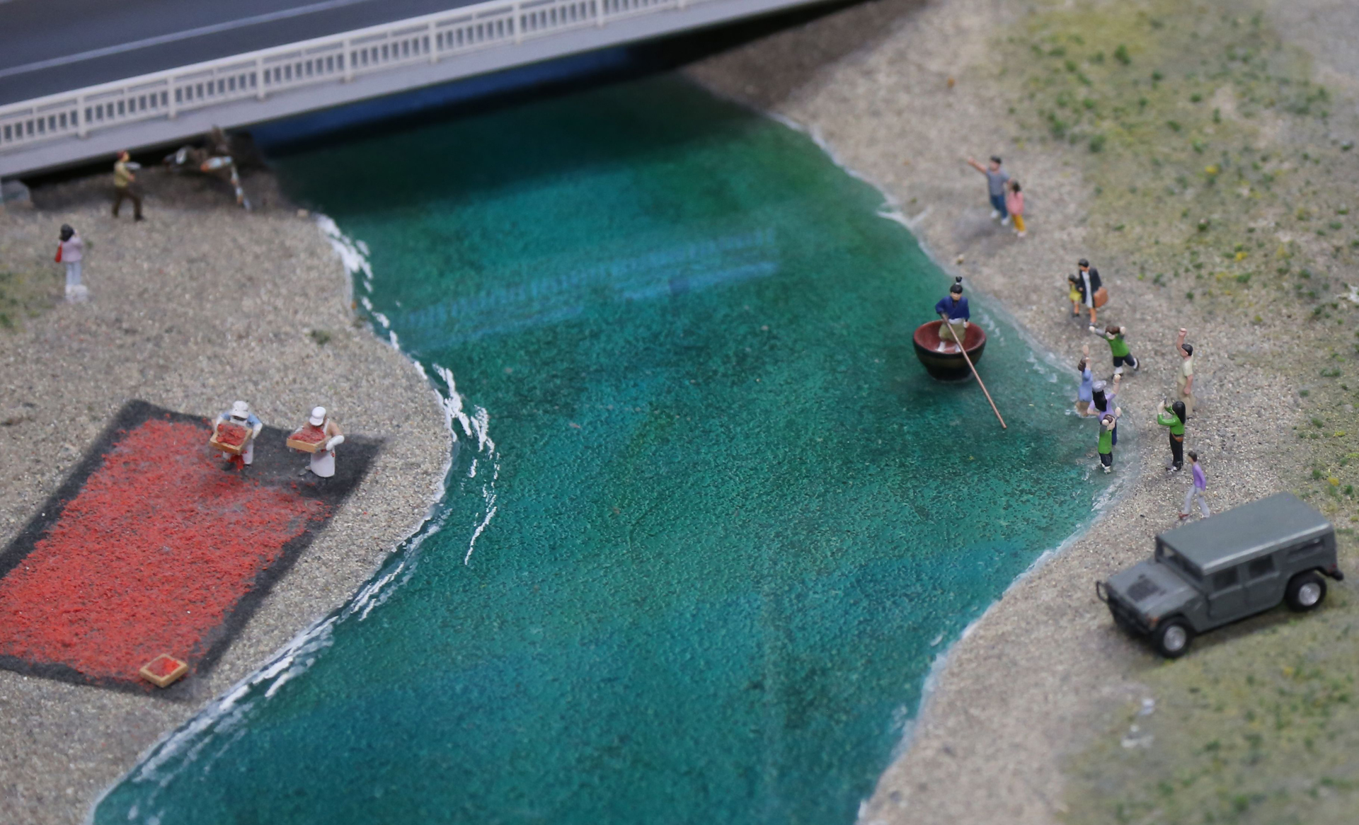 サクラエビを干す富士川、対岸に一寸法師