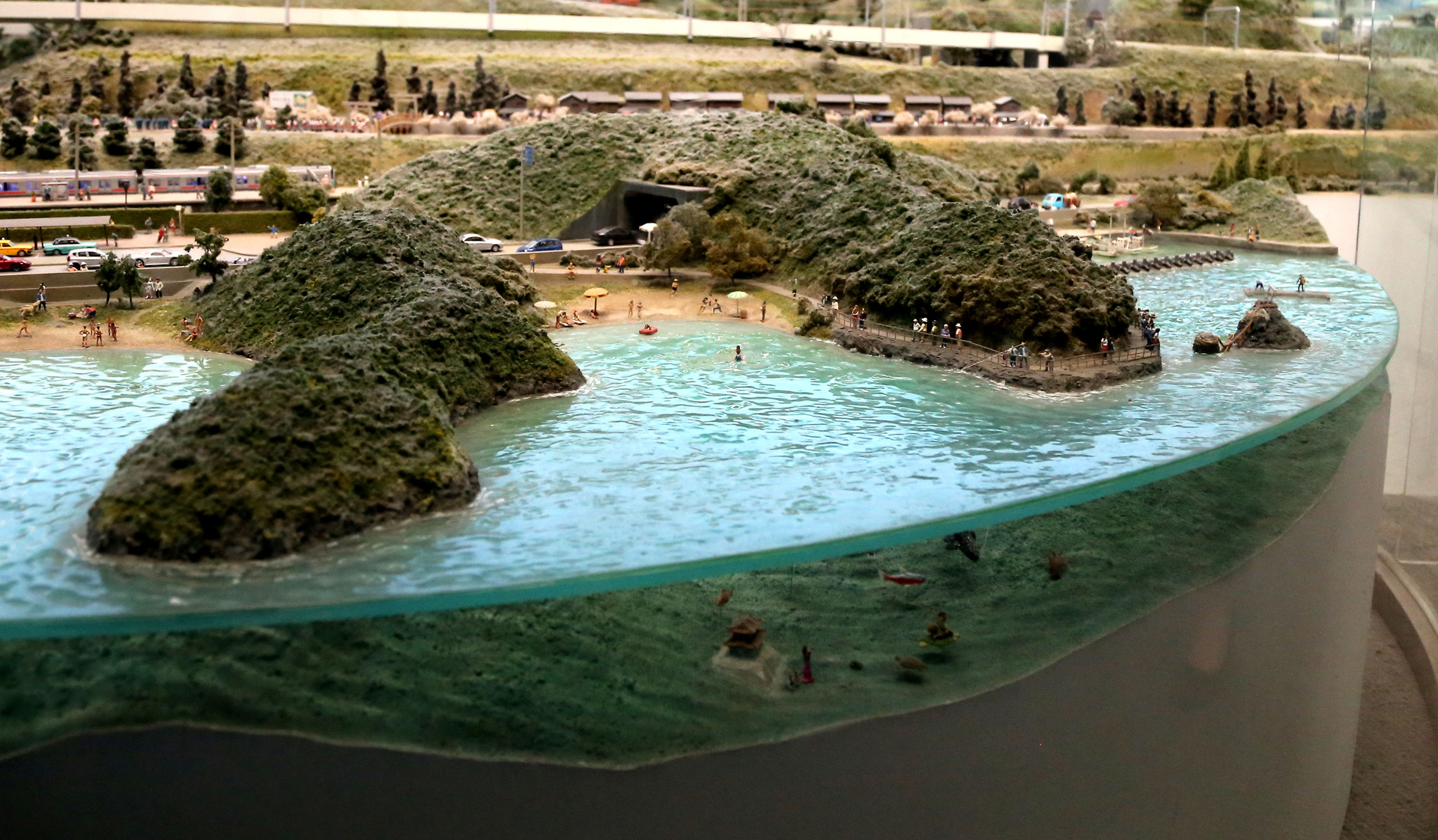 伊勢湾の海底に竜宮城、夫婦岩には人魚がいる