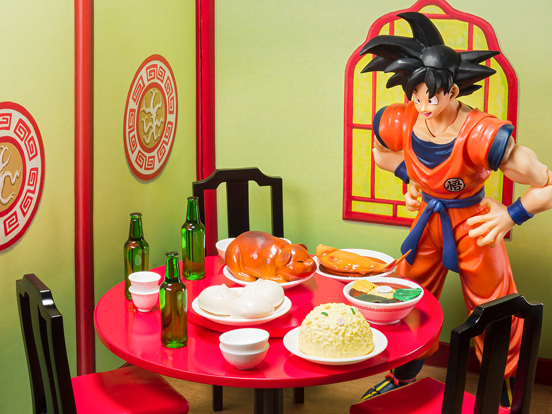 背景シートと家具を活用することで、簡単に世界観を演出。食べ物パーツも豊富に付属。炒飯・豚の丸焼き・ラーメン・肉まん・魚が、リアルな彩色で表現されている