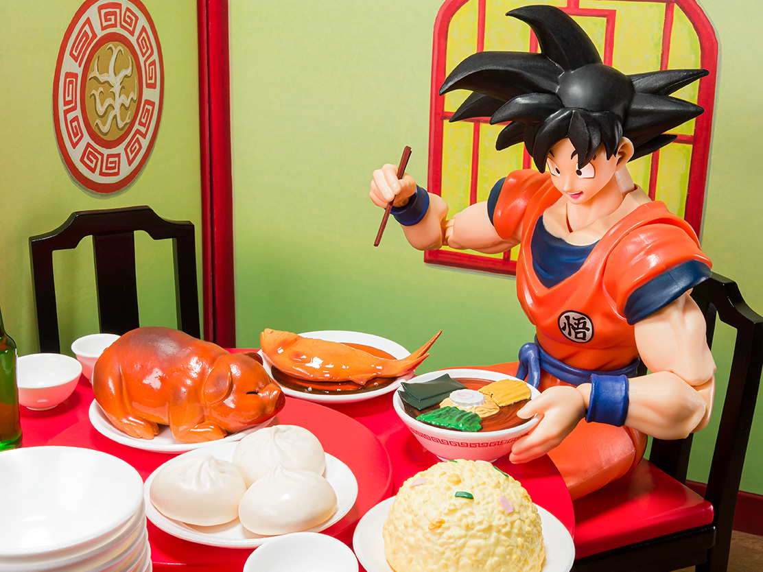 ラーメンどんぶりは、こだわりの模様の彩色入り。どんぶり持ち手で、食べる瞬間の悟空を再現