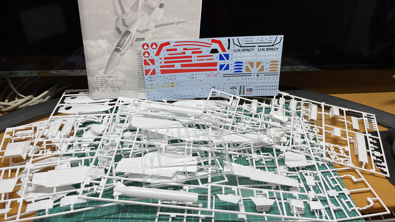 大きくて真っ白なパーツが並びます。バーミリオン小隊の3機種を再現できるデカールも付属しています