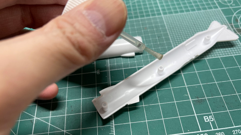 ガンポッドはいわゆる”モナカ割り”と呼ばれる貼り合わせ構造です。腕部への取り付けパーツか、グリップの選択式です