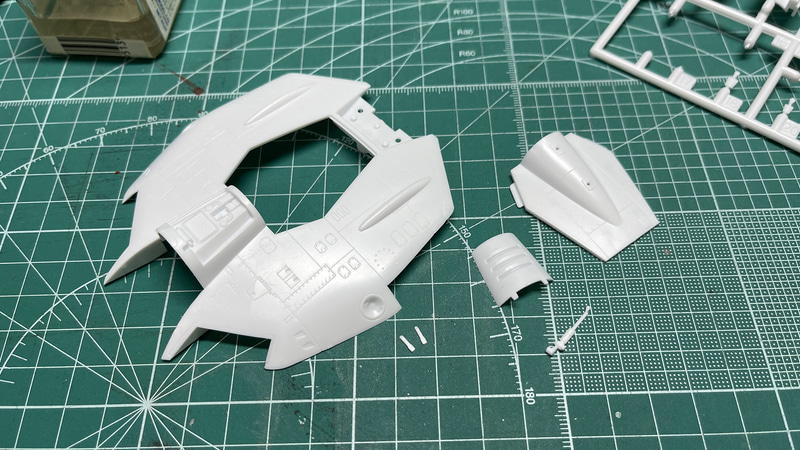 細かいパーツは機体上面のアンテナも同様です。接着剤つけすぎてしまいました