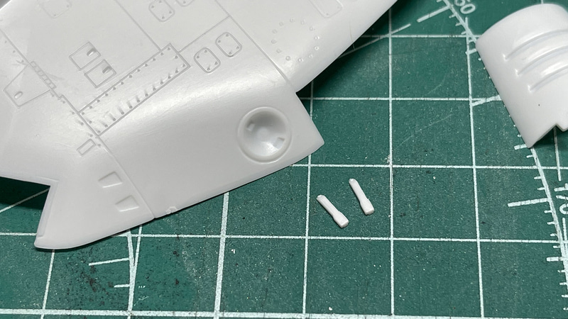細かいパーツは機体上面のアンテナも同様です。接着剤つけすぎてしまいました