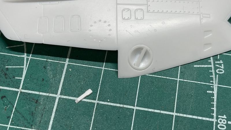 細かいパーツは機体上面のアンテナも同様です。接着剤つけすぎてしまいました