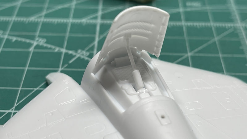 細かいパーツは機体上面のアンテナも同様です。接着剤つけすぎてしまいました