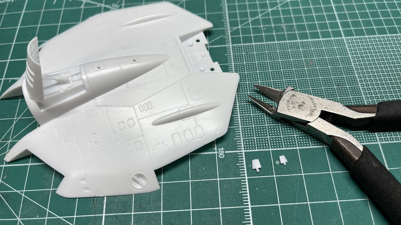 細かいパーツは機体上面のアンテナも同様です。接着剤つけすぎてしまいました