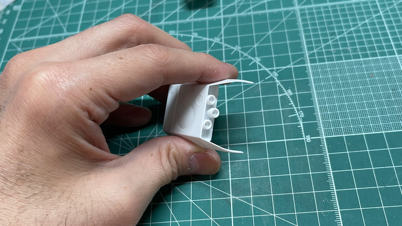 尾翼は大き目の接続部で接着剤無しでもその位置をキープするほどです。それでも接着して倒れないように保持させておきました
