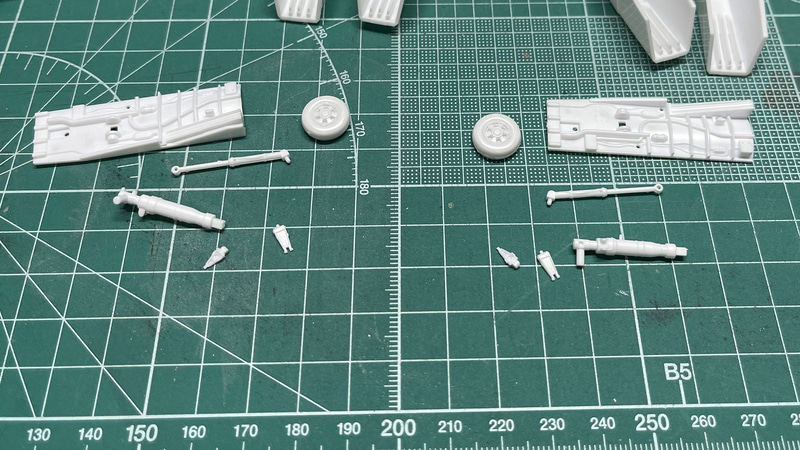 可変・可動モデルではギアの折り畳みのためのシリンダーやアーム類はここまで細かいものはありませんね。ハセガワならではのディテールですね