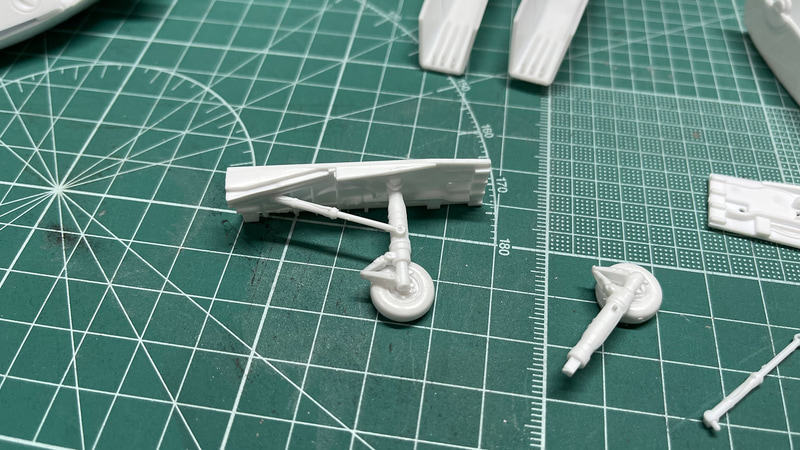 可変・可動モデルではギアの折り畳みのためのシリンダーやアーム類はここまで細かいものはありませんね。ハセガワならではのディテールですね