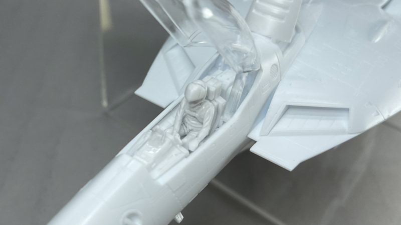キャノピーはオープン状態にしました。いかにも飛びそうなスタイリングのVF-1がここに。ちょい組みだけでここまで仕上がる！