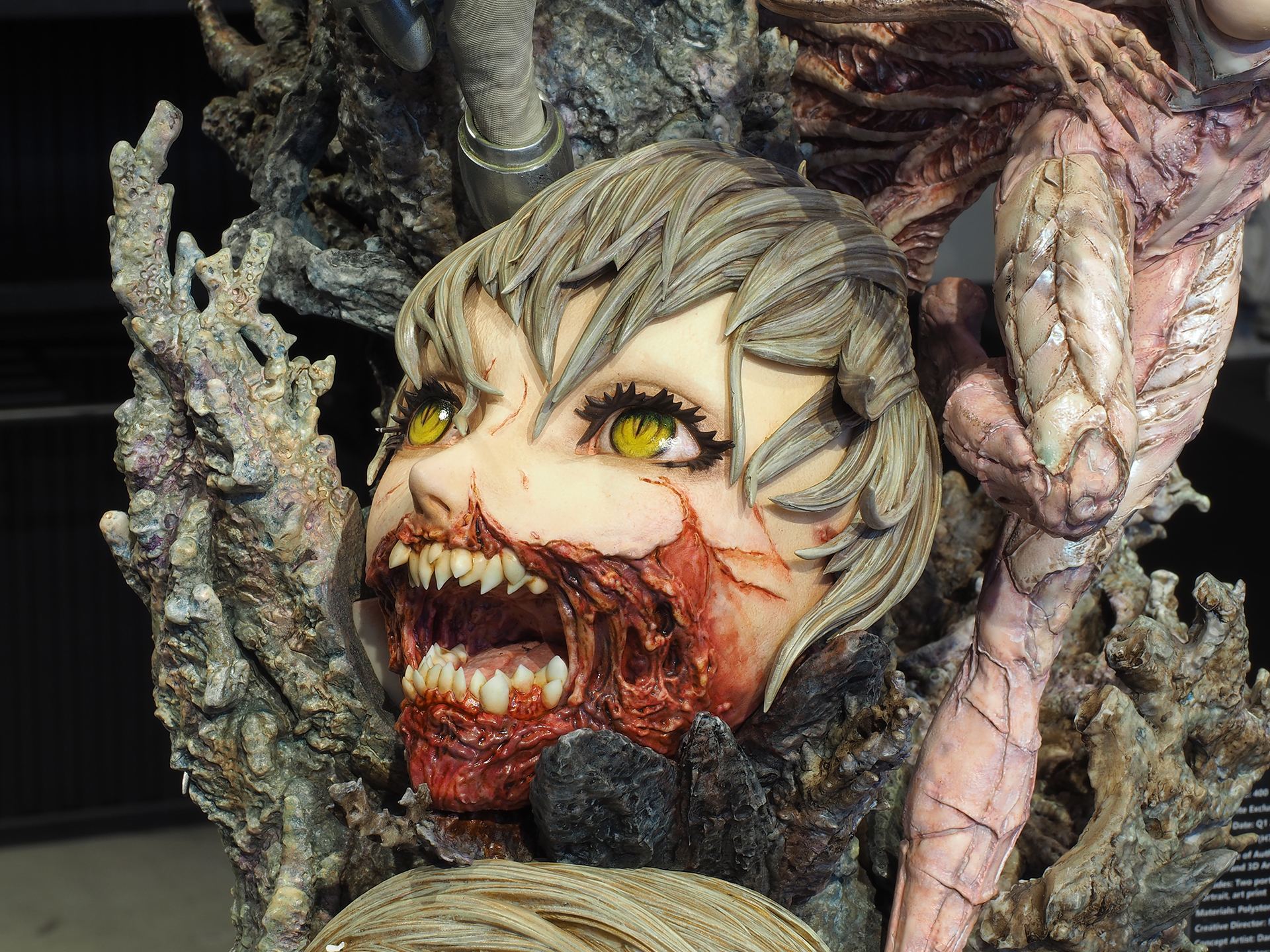 ふたりの戦いを見守るような、おどろおどろしい形相だ。