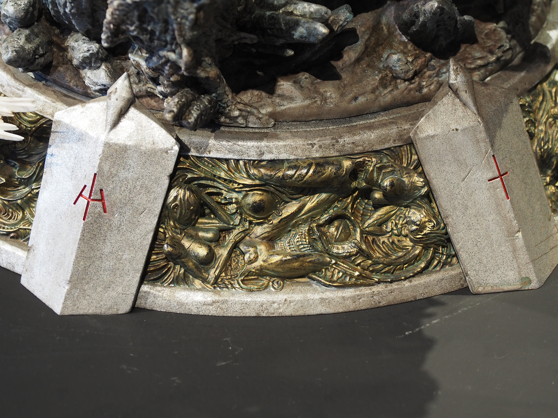 剣や台座部分などはダイキャスト合金が使われており、本物らしい質感だ。こちらには、キャラクターのシンボルが刻まれているほか、金の部分はプリシラに苦しめられている人々の姿が刻まれている。