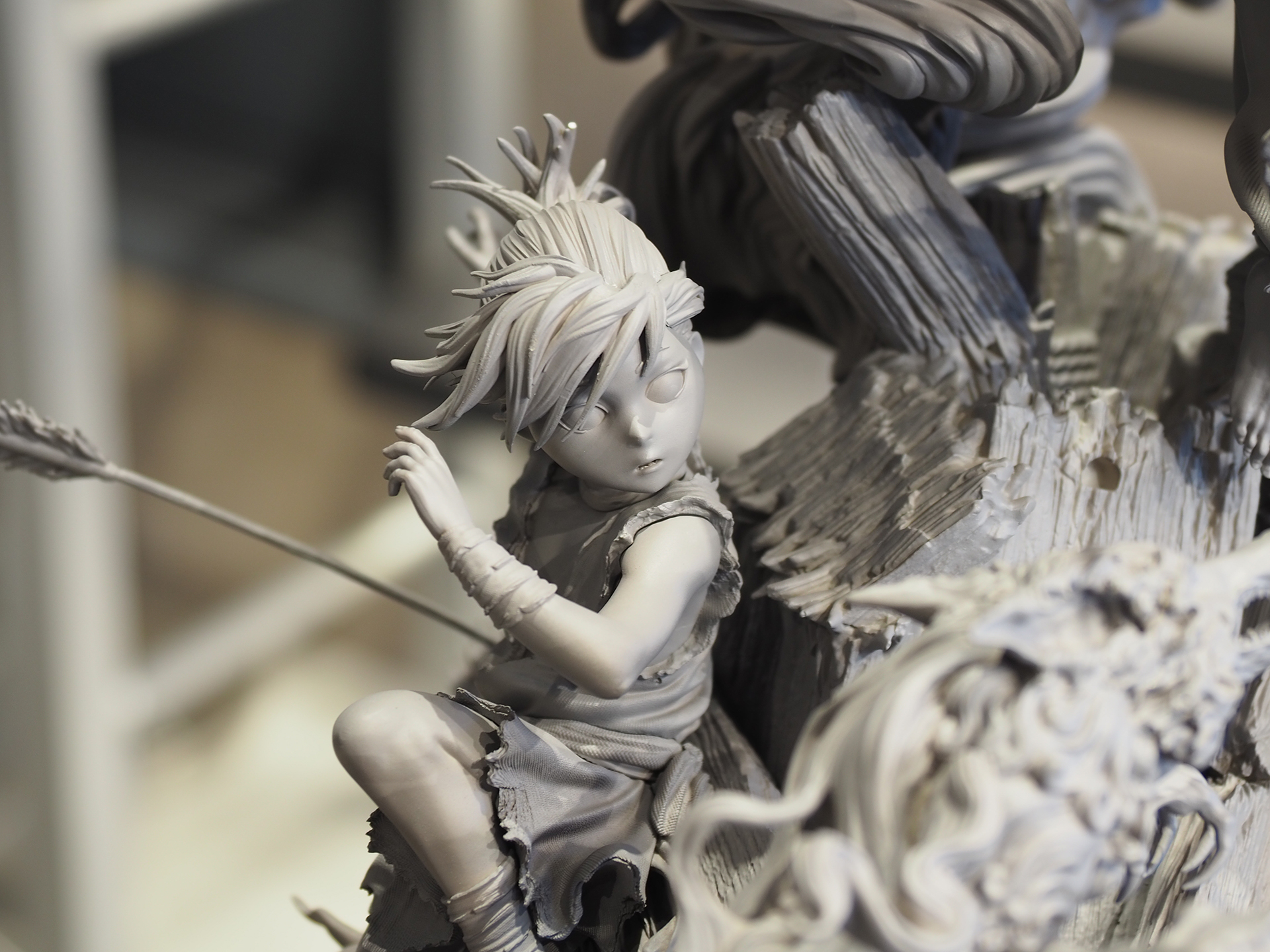 百鬼丸に守られる形で、後方で身構えているどろろ。