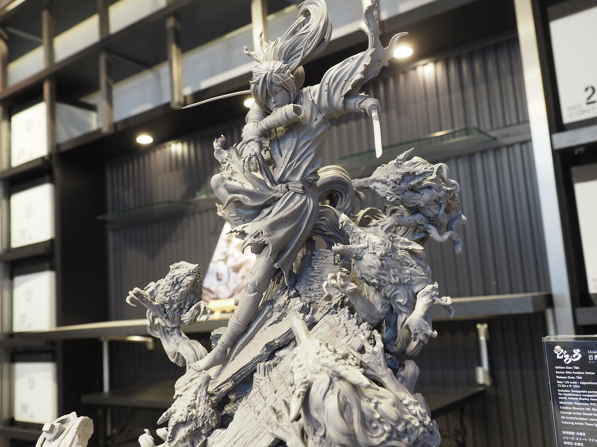 ふたりに襲いかかる九尾の狐。製品では半透明になるそうで、どんな色合いになるのかも楽しみだ。