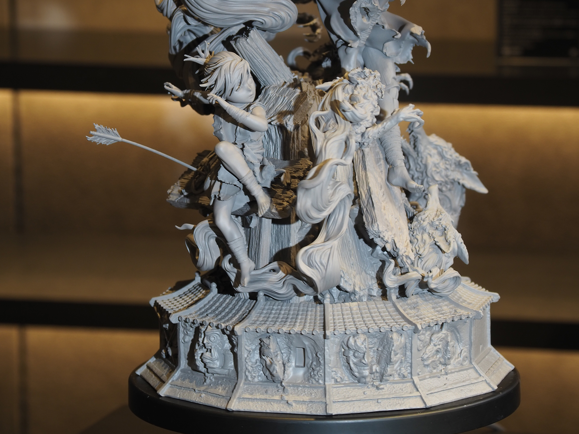 台座部分はお寺風になっており、それぞれ魔物が刻まれている。顔が割れているものは、百鬼丸が倒したものを表している。