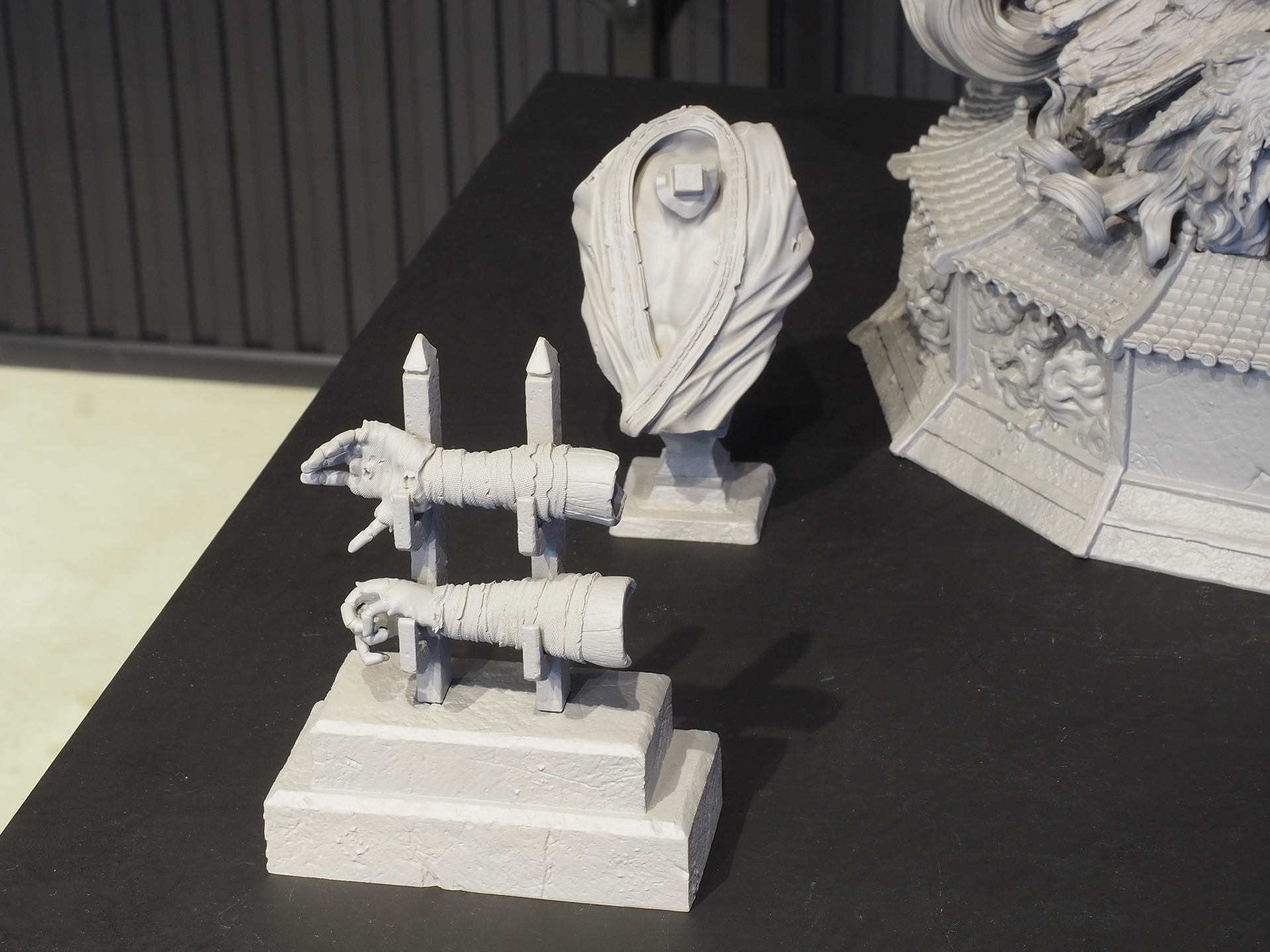 手の取り替えようパーツと、頭部を飾るためのオプションパーツ台座。