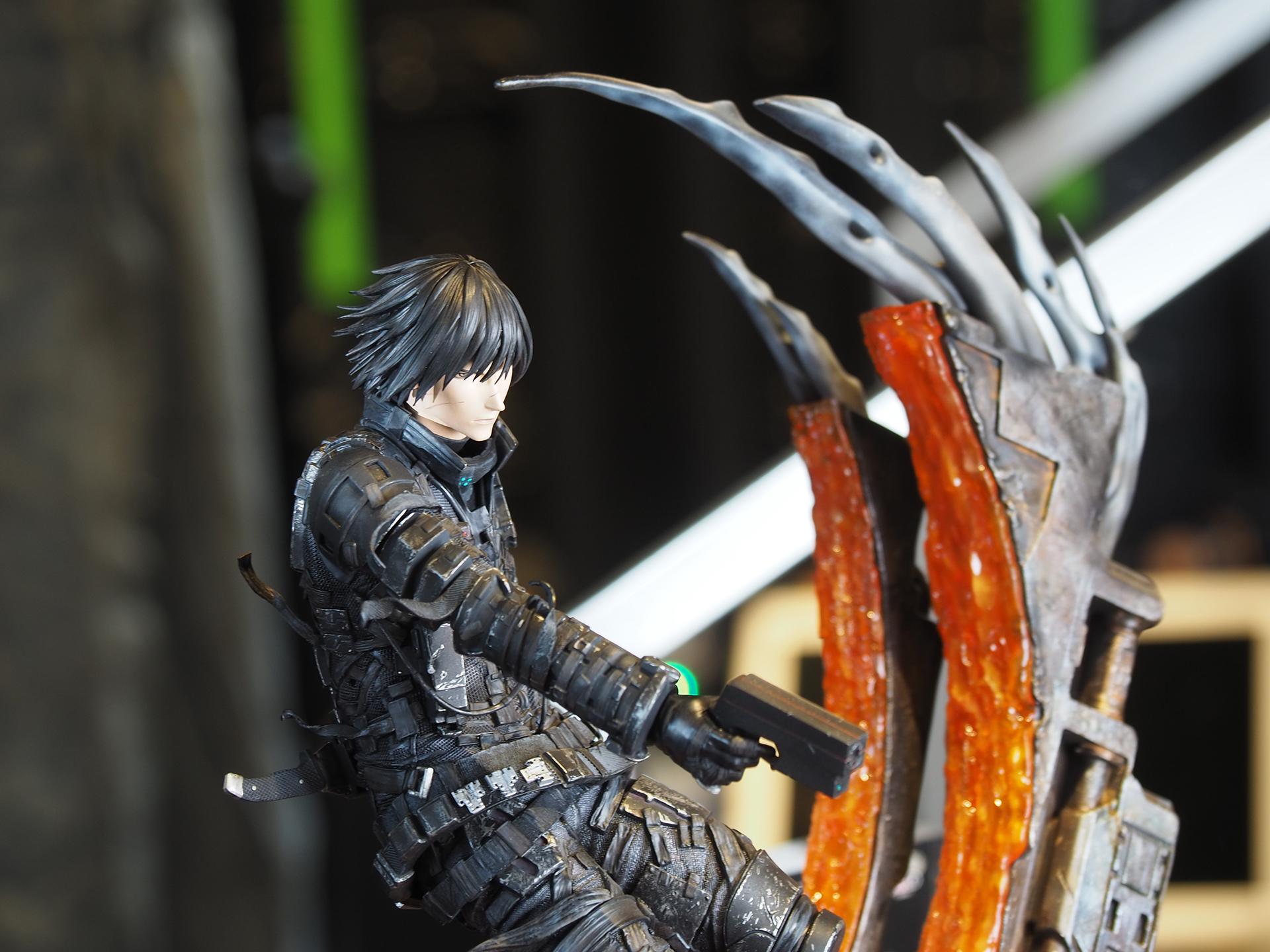 ゴツゴツした服の質感もこだわりポイントのひとつだ。