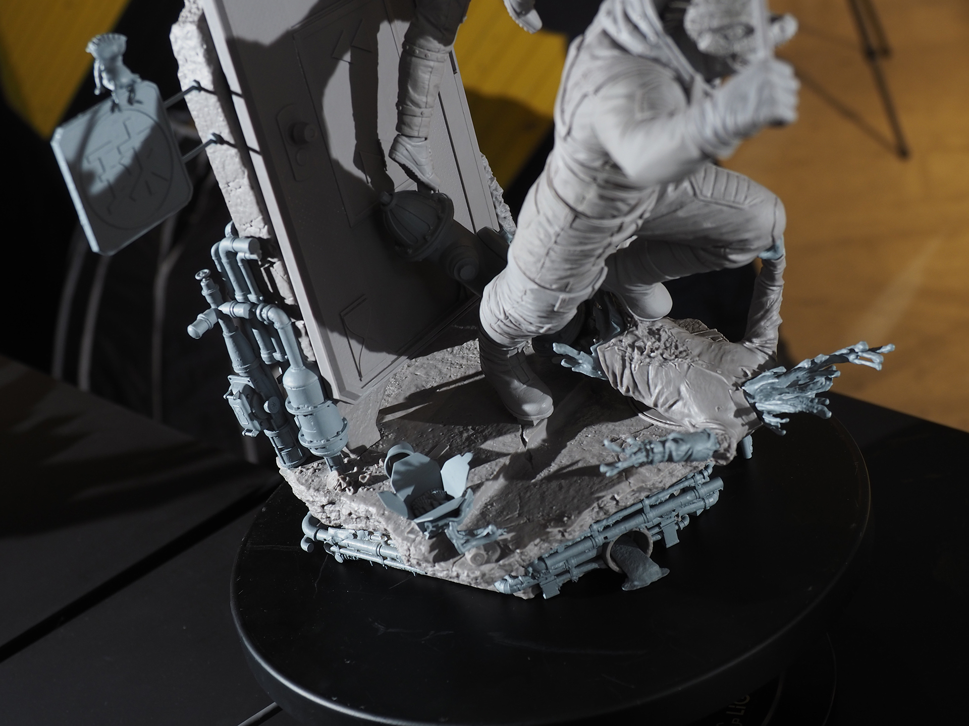 台座部分の細かな装飾も素晴らしい。