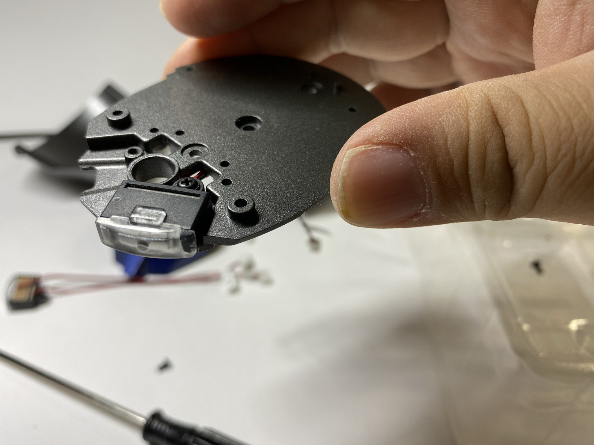光の出口にクリアパーツを接着し、基部にネジ止めする。ネジ止め用のドライバーも付属している